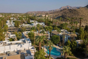 Luscious Luxury Poolside Condo Near Shopping, Nightlife, and Golf!